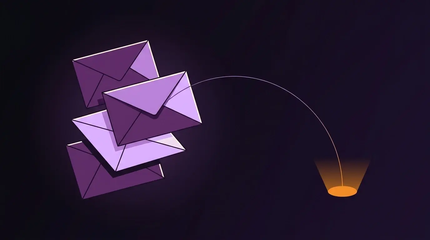 Ilustração editorial: três envelopes flutuando sobre fundo roxo profundo, com um arco fino saindo de um deles até um pequeno destaque laranja — representando o e-mail marketing chegando no ponto exato de decisão do comitê de compra B2B.