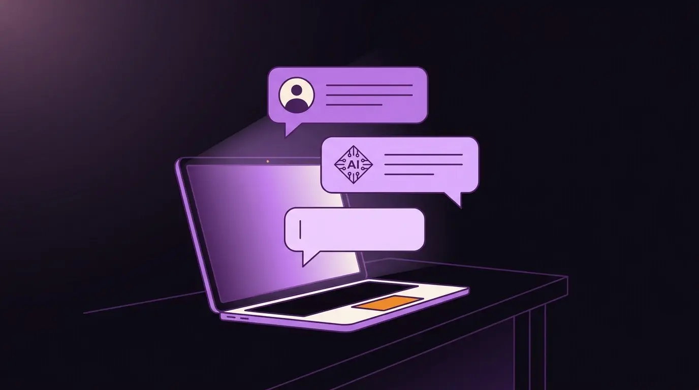 Ilustração editorial em paleta roxo-profundo com acento laranja: três balões de conversa empilhados saindo da tela de um laptop; o do topo é humano, o do meio é um agente de IA e o da base é um balão vazio aguardando resposta — simbolizando a sequência bot, triagem e humano no marketing conversacional B2B.